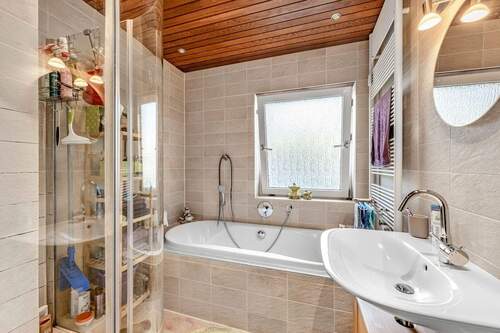 Tageslichtbadezimmer - Mehrfamilienhaus, Wohnhaus mit 206,00 m&sup2; in Sprockhövel zum Kaufen