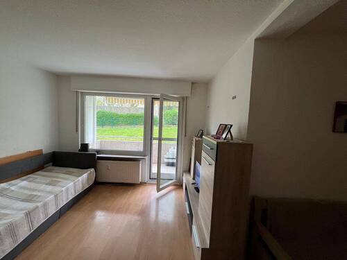 Wohnzimmer mit Blick zur Loggia - 