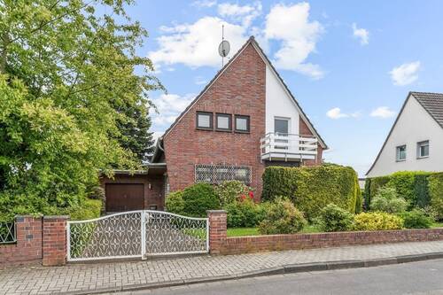 Außenansicht - freistehend in Stürzelberg - mit Blick bis nach Zons