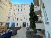 Hofansicht - Vermietete Altbauwohnung mit Garten in renoviertem Jugendstil-Altbau