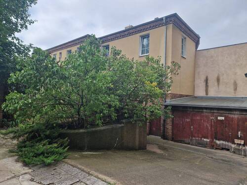 Zufahrt Büro Garagen - 