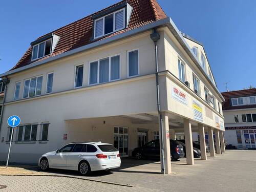 seitliche Ansicht - Halle Produktionsfläche mit Parkmöglichkeiten