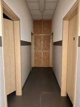 Zugang WC, Umkleide, Duschen - 