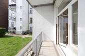 Balkon mit Blick in den Gartenbereich - 