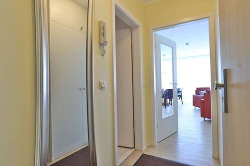 Eingangsbereich/ Blick ins Wohnzimmer - 