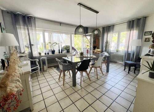 Zimmer EG mit Türe zu Terrasse - 