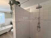 ...großer bodengleicher Dusche... - 