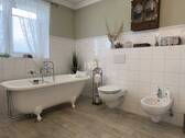 ...und freistehender Badewanne - 