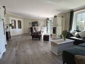 Wohnzimmer mit offenem Essbereich und... - 