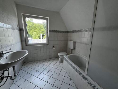 Vorderhaus_Badezimmer - 