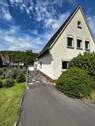 Vorderhaus_Außenansicht mit Einfahrt zur Garage - Viel Platz, viel Potenzial, Ihr neues Lieblingsprojekt!