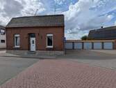 Ansicht mit Garagen - 