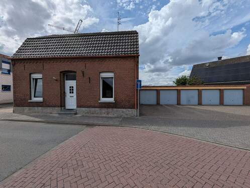 Ansicht mit Garagen - 