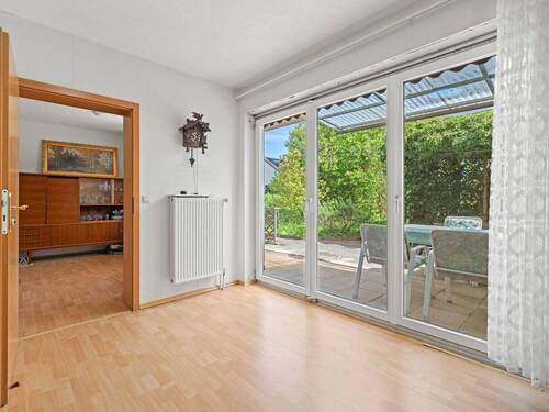 Esszimmer mit Glasfront zur Terrasse - 