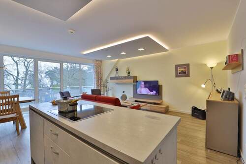 modernes Wohnambiente mit praktischen Details - 