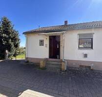 Handwerkerobjekt in Grünstadt: DHH mit Garten, Garage und Potenzial