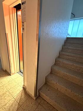 Eingang mit Fahrstuhl - 