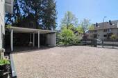 Carport und Vorgarten - 