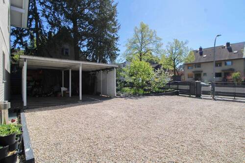 Carport und Vorgarten - 