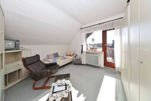 ...großzügigen Balkon - 