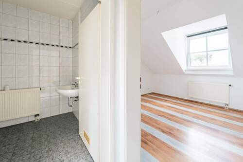Der Blick in das moderne Badezimmer - 