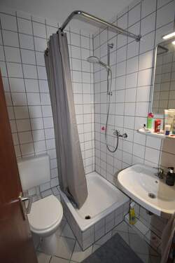 Bad - Etagenwohnung mit 14,00 m² in Wedel zur Miete