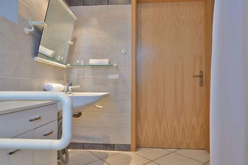 Duschbad mit höhenverstellbarem Waschtisch - 