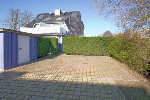 2 Stellplätze mit Nebengebäude - 