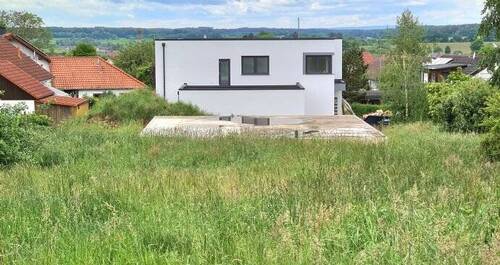 Grundstücksansicht aus Osten - Bauplatz mit Bodenplatte in ländlicher Umgebung von Bad Saulgau