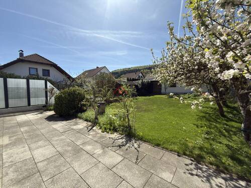 Terrase mit Blick auf den Garten - 
