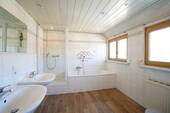 Badezimmer OG mit Dusche, Badewanne,WC - 