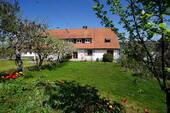 Außenansicht Haus vom Garten - Charmante Doppelhaushälfte mit traumhaftem Garten, massivem Gartenhaus und vielseitigen Nutzungsmöglichkeiten