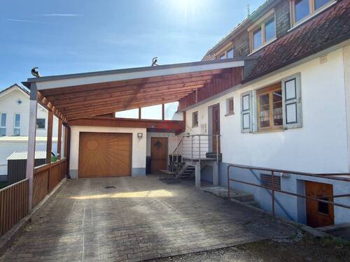 Überdachte Hofeinfahrt - 4 Zimmer Doppelhaushälfte zum Kaufen in Talheim