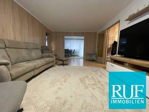 Wohnzimmer - 4 Zimmer Etagenwohnung zum Kaufen in Pforzheim