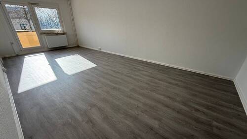 IMG_6684 - Modernem Bodenbelag - großer Südbalkon - Einbauküche mögl. !