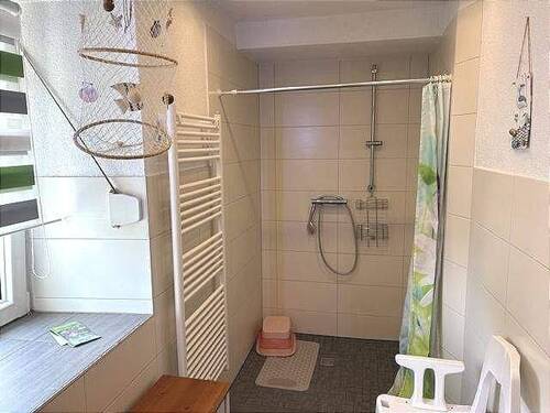 Bad mit Dusche - 