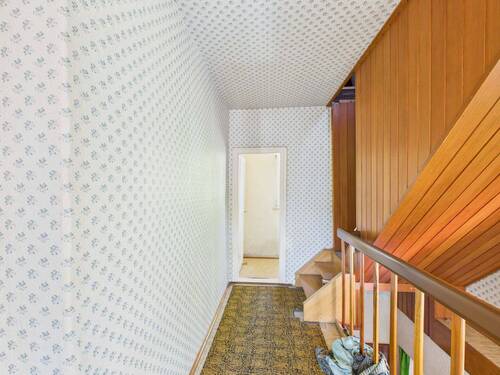 Flur mit Aufgang zum DG - 