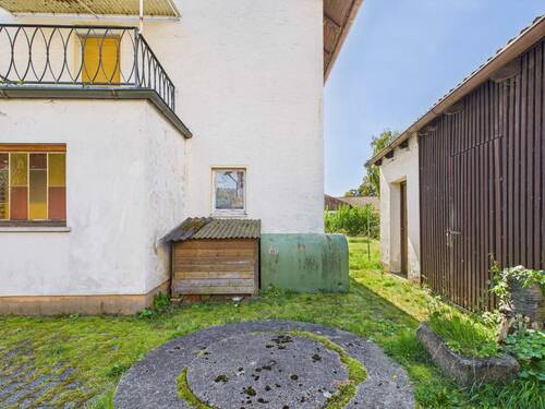 Hausansicht Nord mit Zugang Garten - Haus sanierungsbedürftig aber gepflegt !