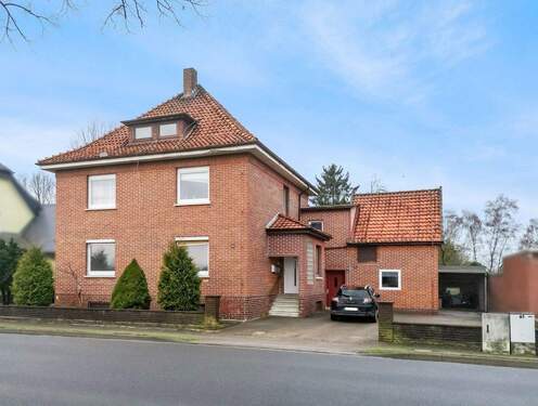 Außenansicht - Solides Mehrfamilienhaus auf weitläufigem Grundstück mit Gestaltungsspielraum