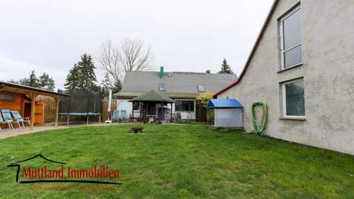 Hausansicht mit Werkstatt- und Garagengebäude - 