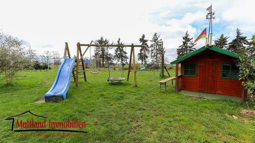 Grundstück mit Spielgeräten - 