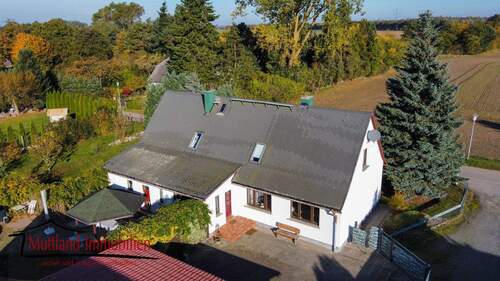 Hausansicht - Familienidylle mit Feldrandlage