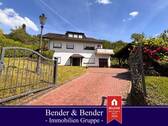 www.bender-immobilien.de - Idyllisch gelegenes Einfamilienhaus mit viel Freiraum in Windeck!