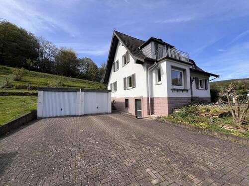 Außenansicht - Großes Einfamilienhaus mit großer Terrasse und Garten