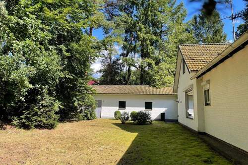 Blick zur Garage - 