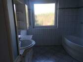 Tageslichtbad mit Wanne und Dusche - 