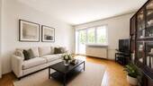 Wohnzimmer mit Blumen - Etagenwohnung mit 53,00 m&sup2; in Berlin zum Kaufen