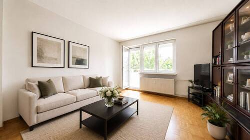 Wohnzimmer mit Blumen - Etagenwohnung mit 53,00 m&sup2; in Berlin zum Kaufen