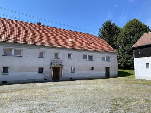 Vorderansicht Haupthaus - Traditionsreicher Hof sucht neue Nutzer!