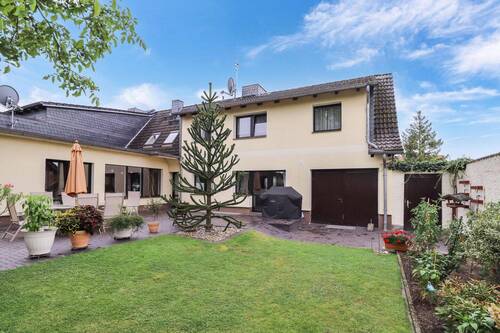 Rückansicht - Großzügiges und Vielseitiges Ein-Zweifamilienhaus mit traumhafter Gartenidylle